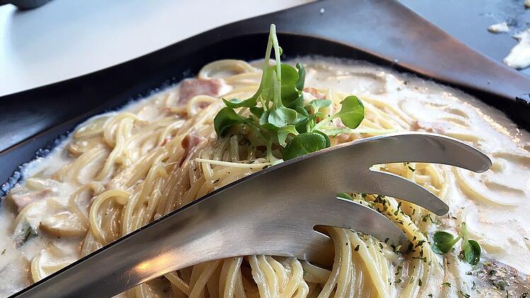 Ein Beispiel für kalorienhaltige Begleiter sind Spaghetti Carbonara mit Sahnesauce.
