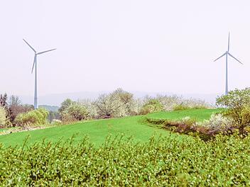 In der Nähe der Windräder oberhalb von Priesendorf soll nun eine zweite Freiflächen-Photovoltaikanlage entstehen. Für eine erste Anlage zwischen Priesendorf und Kirchaich hatte der Gemeinderat schon im Februar den Aufstellungsbeschluss für den Flächennutzungsplan gefasst.