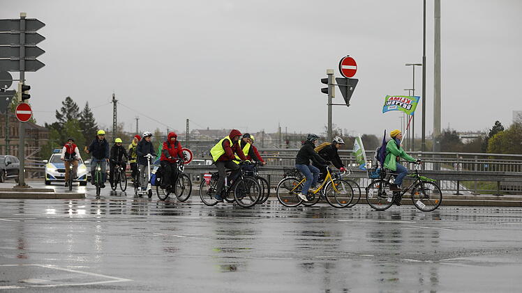 Demonstration auf dem Frankenschnellweg: Fahrradfahrer protestieren gegen Bauvorhaben