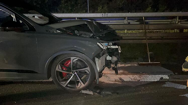 Unfall mit drei Autos: Mindestens eine Person verletzt