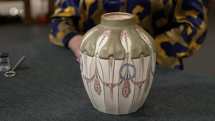 Eine besondere Jugendstil-Vase datierte Friederike Werner auf 1892 bis 1905, sie stammte aus den Amphora-Werken in Turn-Teplitz (Böhmen). Wunschpreis: 250 Euro. Geschätzt wurde die Keramik aber nur auf 150 bis 200 Euro - die Händlerkarte wurde trotzdem angenommen. Gute Entscheidung, denn Wolfgang Pauritsch zahlte am Ende 320 Euro.