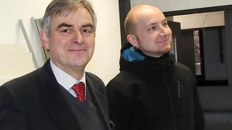 Professor Gerhard Lindner und Sandro Krempel beim Rundgang.