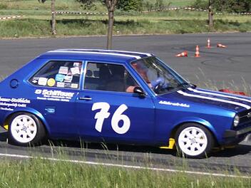 Sportleiter Mario Ströhlein ist für die Ausrichtung des Slaloms in Nordhalben verantwortlich. Er geht aber auch als aktiver Fahrer mit seinem Audi 50 an den Start. Foto: Michael Wunder