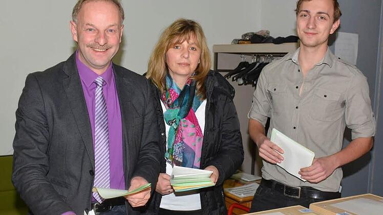 Im Maroldsweisacher Rathaus erschien Harald Deringer (CSU), seine Frau Andrea und Sohn Johannes, um ihre Stimmen bei der Kommunalwahl abzgeben. Foto: Schmidt