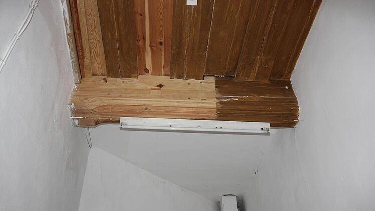 Die maroden Teile der Deckenbalken wurden ersetzt, die neuen Balkenteile (helles Holz) mit dem noch guten Bestand (dunkles Holz) fachmännisch verzahnt.