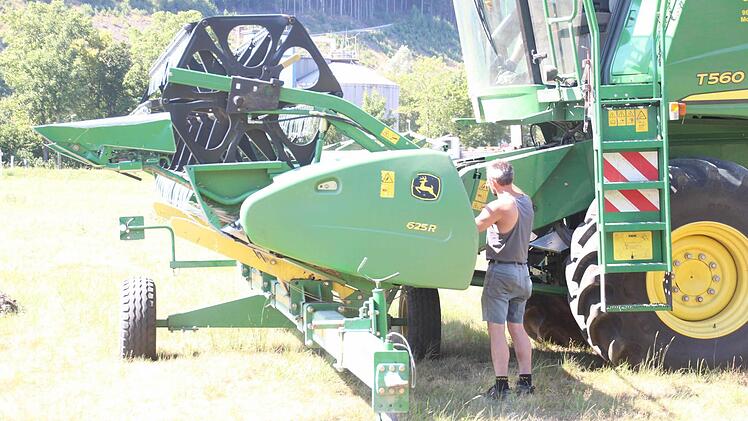 Das Mähwerk wird auf dem Nachläufer abgelegt.  Foto: Friedwald Schedel
