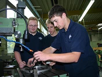 Handel, Handwerk und Industrie umwerben junge Menschen, denn der demographischen Wandel bringt einen Mangel an Fachkräften mit sich. Unser Bild entstand in der Forchheimer Firma Waasner.  Foto: Josef Hofbauer
