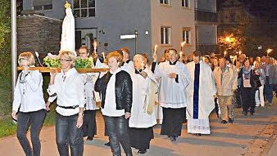 Hunderte von Lichtern säumten die Straßen, auf der die Lichterprozession zur Ehren der Muttergottes von Fatima stattfand. Frauen trugen das Bild der Gottesmutter, das mit vielen Blumen geschmückt war. Dahinter die Geistlichkeit.  Foto: Hanns Friedrich