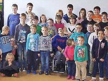 Die Kinder der Lebenshilfe freuen sich vor der großen Landwand über die neue Medienausstattung. Mit dabei: Elternbeirats-Vorsitzende Christine Eichhorn (l.) sowie Rektorin Marion Schönborn (2. v. l.) und Günther Kramer (r.), der viele Spenden einsammelte Foto: Heike Schülein