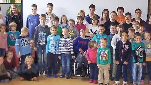 Die Kinder der Lebenshilfe freuen sich vor der großen Landwand über die neue Medienausstattung. Mit dabei: Elternbeirats-Vorsitzende Christine Eichhorn (l.) sowie Rektorin Marion Schönborn (2. v. l.) und Günther Kramer (r.), der viele Spenden einsammelte Foto: Heike Schülein