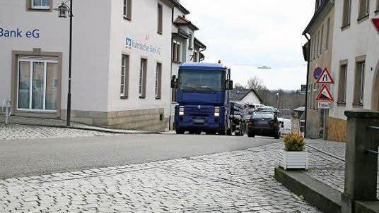 Viele Lastwagen zwängen sich derzeit noch auf der Bundesstraße 303 durch Stadtsteinach.