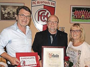 Fred Sommer (Mitte) ist der erste Ehrenvorsitzende in der 108-jährigen Geschichte des FC Kronach. Vorsitzender Franz Bauer dankte seinem Vorgänger für dessen außerordentliches Engagement, aber auch dessen Ehefrau Petra Sommer, die aktiv mitarbeitete.  Foto: Rainer Glissnik