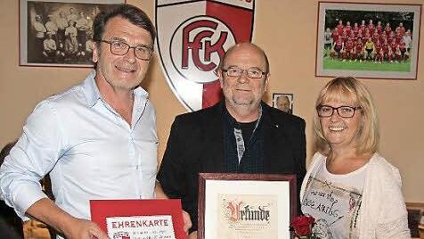 Fred Sommer (Mitte) ist der erste Ehrenvorsitzende in der 108-jährigen Geschichte des FC Kronach. Vorsitzender Franz Bauer dankte seinem Vorgänger für dessen außerordentliches Engagement, aber auch dessen Ehefrau Petra Sommer, die aktiv mitarbeitete.  Foto: Rainer Glissnik
