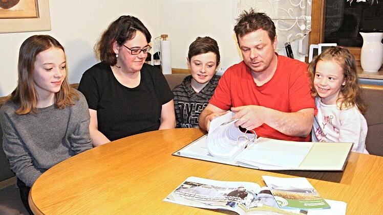 Sie hatten alle einen gewaltigen Schreck, als ihre Biogasanlage brannte. Jetzt können sie wieder lachen, wenn sie von den aufrüttelnden Erlebnissen erzählen (von links): Anna, Alexandra, Bastian, Ralf und Nesthäkchen Lisa Gleichmann.  Foto: Helmut Will
