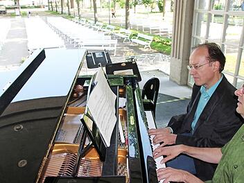 Burkhard Ascherl (links) und Jörg Wöltche proben am Flügel des Kurorchesters für den Gottesdienst am Pfingstmontag. Foto: Heike Beudert