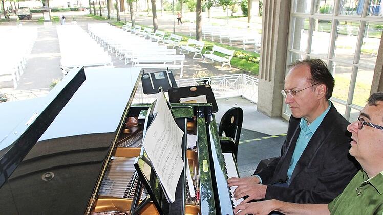 Burkhard Ascherl (links) und Jörg Wöltche proben am Flügel des Kurorchesters für den Gottesdienst am Pfingstmontag. Foto: Heike Beudert