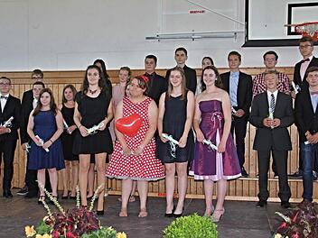 Alle Einserkandidaten mit den "Allerbesten" vorne von rechts: Anastasia Ramin (1,18), Katharina Fiedler (1,33), Jana Hornung (1,42) und Tanja Korn (1,33).  Fotos: Helmut Will