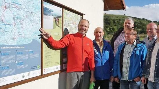 Die neuen Wander- und Informationstafeln wurden in Oberwei&szlig;enbrunn am Wanderparkplatz gegen&uuml;ber des Dorfgemeinschaftshauses angebracht. Das Bild zeigt von links: Gesch&auml;ftsf&uuml;hrer des Vereins Naturpark und Biosph&auml;renreservat Klaus Spitzl, WSV Vorsitzender Ewald Simon, Stadtrat Thomas Wagner, den stellvertretenden Vorsitzenden des Rh&ouml;nklub Zweigvereins Oberwei&szlig;enbrunn Edgar Enders, B&uuml;rgermeister Georg Seiffert und Tourismusreferent Gerhard N&auml;gler.  Foto: Marion Eckert