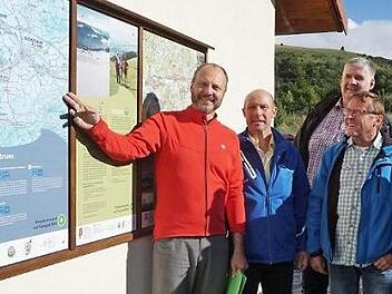 Die neuen Wander- und Informationstafeln wurden in Oberweißenbrunn am Wanderparkplatz gegenüber des Dorfgemeinschaftshauses angebracht. Das Bild zeigt von links: Geschäftsführer des Vereins Naturpark und Biosphärenreservat Klaus Spitzl, WSV Vorsitzender Ewald Simon, Stadtrat Thomas Wagner, den stellvertretenden Vorsitzenden des Rhönklub Zweigvereins Oberweißenbrunn Edgar Enders, Bürgermeister Georg Seiffert und Tourismusreferent Gerhard Nägler.  Foto: Marion Eckert