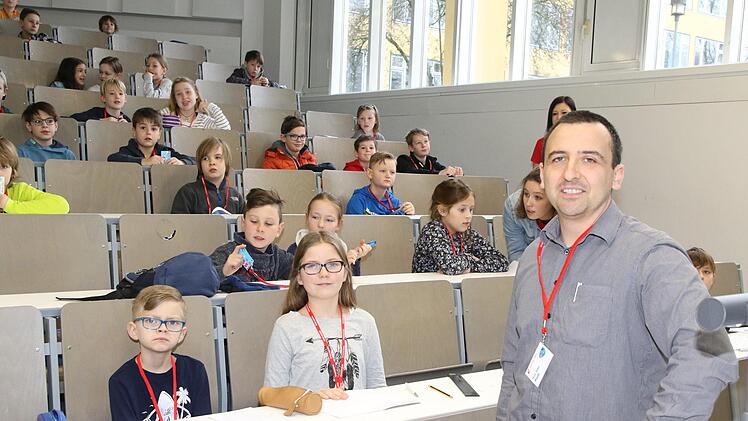 Professor Dr. Peter Raab erläuterte den "Nachwuchsstudenten" die Leistungsfähigkeit von Computern.  Wolfgang Desombre