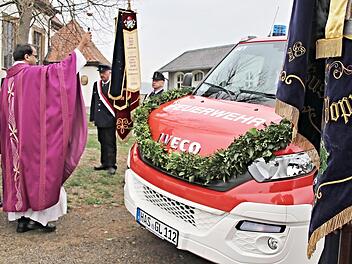 Pfarrer Jonson Thotahill segnte das neue Einsatzfahrzeug der Freiwilligen Feuerwehr Gleusdorf.  Foto: Helmut Will