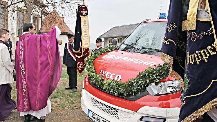 Pfarrer Jonson Thotahill segnte das neue Einsatzfahrzeug der Freiwilligen Feuerwehr Gleusdorf.  Foto: Helmut Will