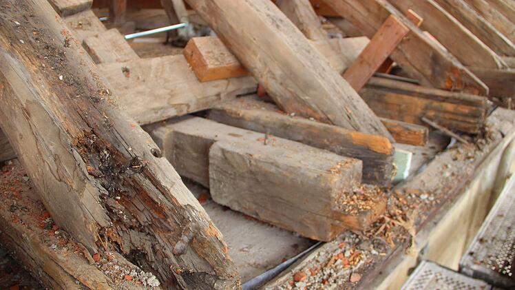 Die Jahrhunderte alten Dachbalken an der Nordseite der Stadtpfarrkirche sind vielfach morsch geworden.Heike Beudert