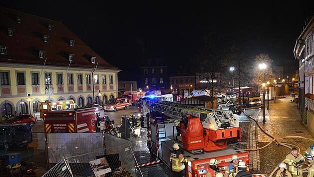 Als es in der Nacht zu Montag zu einem Brand am Lichtenfelser Marktplatz kam, hatten die Rettungsfahrzeuge dort viel Platz. Das wird sich beim Weihnachtsmarkt, der dort bald aufgebaut wird, anders darstellen. Doch Raum f&uuml;r L&ouml;schfahrzeuge ist weiter gen&uuml;gend vorhanden. Foto: Frank Spitzenpfeil