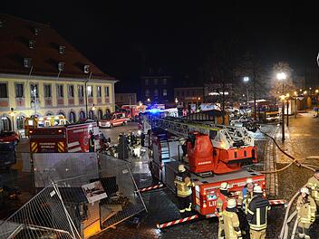 Als es in der Nacht zu Montag zu einem Brand am Lichtenfelser Marktplatz kam, hatten die Rettungsfahrzeuge dort viel Platz. Das wird sich beim Weihnachtsmarkt, der dort bald aufgebaut wird, anders darstellen. Doch Raum für Löschfahrzeuge ist weiter genügend vorhanden. Foto: Frank Spitzenpfeil
