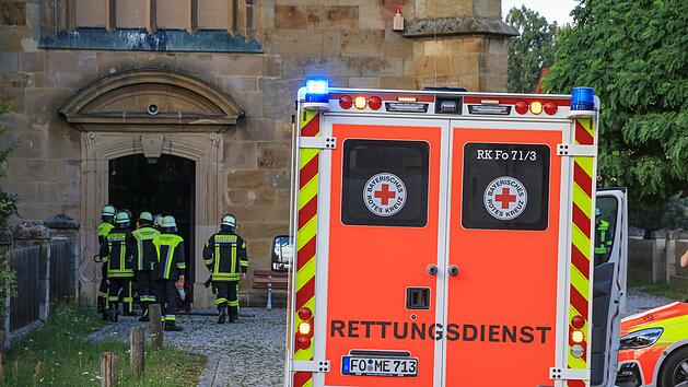 Holzbank in Kirche f&auml;ngt Feuer