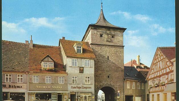 Unteres Tor in Lichtenfels in den 1960er Jahren: Der Fußgängerdurchgang rechts neben dem Tor geht auf Bezirksoberamtmann Horber zurück.  Fotos: Günter Dippold/Archiv
