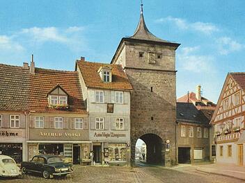 Unteres Tor in Lichtenfels in den 1960er Jahren: Der Fußgängerdurchgang rechts neben dem Tor geht auf Bezirksoberamtmann Horber zurück.  Fotos: Günter Dippold/Archiv