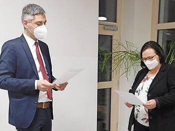 Bürgermeister Dirk Friesen vereidigt Brigitte Dotterweich.