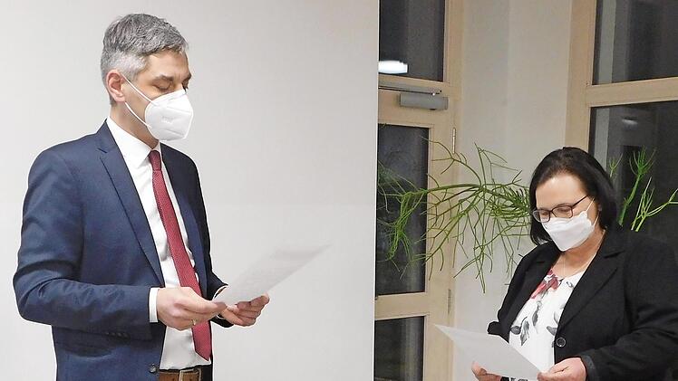 Bürgermeister Dirk Friesen vereidigt Brigitte Dotterweich.