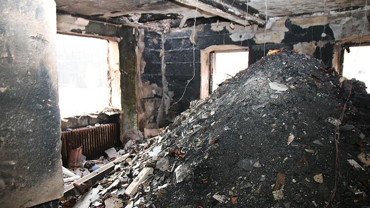 Der Bauernhof, hier das Wohnhaus, lag nach der Brandnacht in Schutt und Asche.
