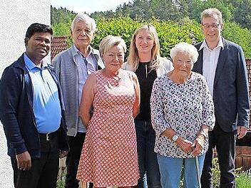 Bei der Gratulation (v.&nbsp;l.): Kaplan Pradeep, Schwiegersohn Peter Wi&szlig;mann, Tochter Ingrid Wi&szlig;mann, Lena Wengert, Ehefrau von Enkel Michael, Jubilarin Mathilde Prie&szlig;mann und Zweiter B&uuml;rgermeister Ernst Rothenbach.