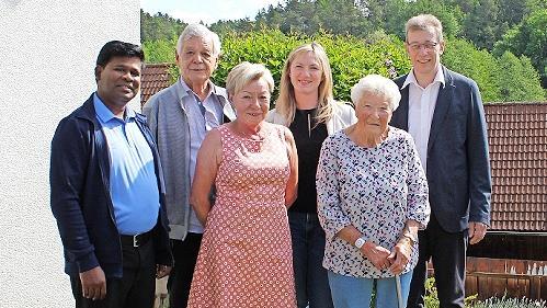 Bei der Gratulation (v. l.): Kaplan Pradeep, Schwiegersohn Peter Wißmann, Tochter Ingrid Wißmann, Lena Wengert, Ehefrau von Enkel Michael, Jubilarin Mathilde Prießmann und Zweiter Bürgermeister Ernst Rothenbach.