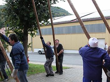 Die Wehr im Einsatz: bei der Kerwa-Fichte Fotos: Georg Wolf