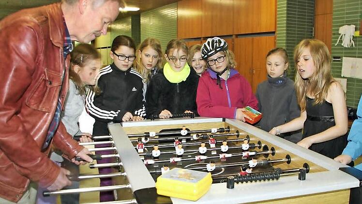 In der Wonseeser Ein-Klassen-Schule ist Lehrer Johannes Bäuerlein der Mann für alle Fälle. Er hält den Unterricht, übernimmt den Telefondienst und ist - wie hier - in der Pause auch beim Kickerspiel gefragt.