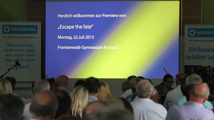 Rund 100 Leute besuchten die Filmpremiere am Kronacher Frankenwald-Gymnasium. Foto: Jan Koch