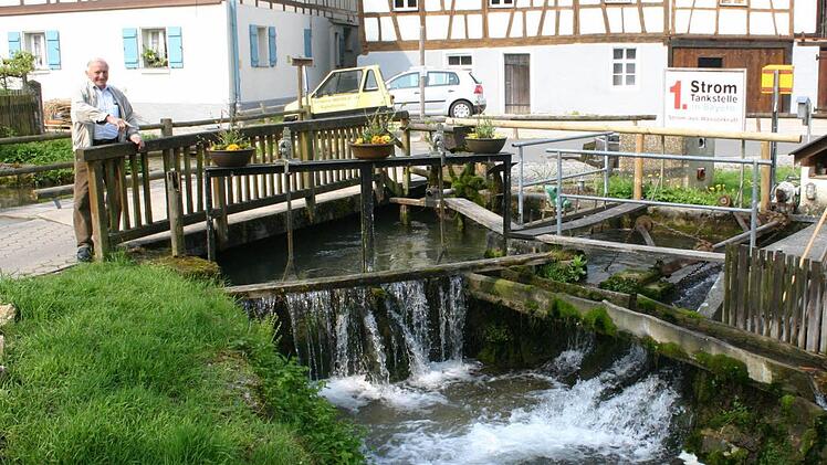 Erich Wirth ist der "Strompionier" von Egloffstein. Schon 1988 schuf er die "1. Stromtankstelle Bayerns - gespeist von einem Wasserrad, das die Trubach antreibt. Foto: Reinhard Löwisch