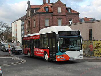 Eng geht es auf der Amtsgerichtskreuzung seit dem Bau der Ausbuchtung an der Salinenstraße zu. Das Plakat mit der Aufschrift "Jetzt lassen wir's krachen" soll hoffentlich kein Omen sein. Foto: Thomas Mäuser