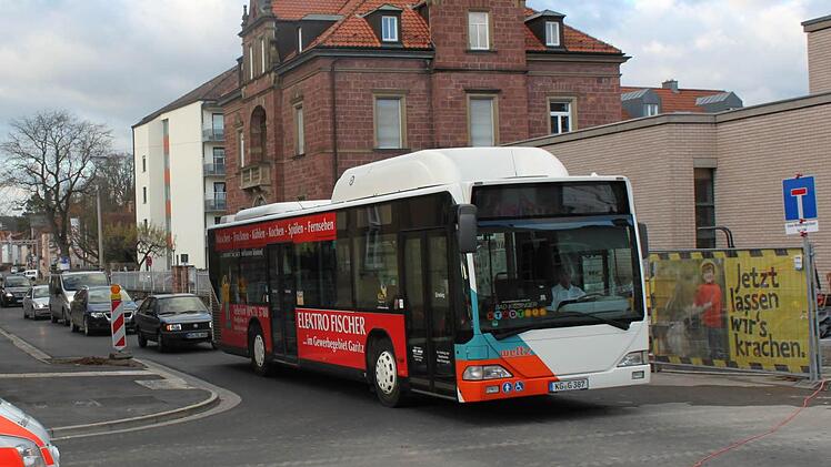 Eng geht es auf der Amtsgerichtskreuzung seit dem Bau der Ausbuchtung an der Salinenstraße zu. Das Plakat mit der Aufschrift "Jetzt lassen wir's krachen" soll hoffentlich kein Omen sein. Foto: Thomas Mäuser