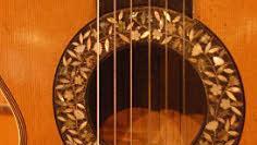 Wertvoll: Intarsienarbeit am Schallloch einer englischen Gitarre um 1870.
