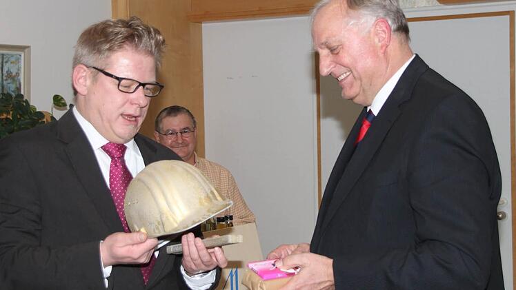 Personalratsvorsitzender Frank Wilzok hatte einen goldenen Bauhelm dabei - eine Anspielung auf die vielen Baumaßnahmen unter der Leitung von Herbert Schmidt. Foto: Jürgen Gärtner