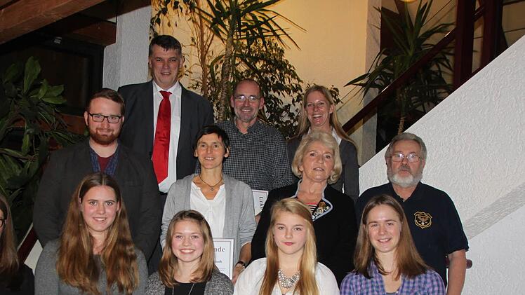 Die geehrten Sportler bzw. die Vertreter der jeweiligen Mannschaften. Foto: Matthias Einwag