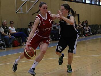 Julia F&ouml;rner (l.) geh&ouml;rt zu den Leistungstr&auml;gerinnen der Bamberger U15-Basketballerinnen. Bundestrainer Imre Szittya (N&ouml;rdlingen) hat die junge Kemmernerin j&uuml;ngst wieder in die U16-Nationalmannschaft berufen. Ein Lehrgang mit drei L&auml;nderspielen gegen Frankreich steht vom 26. Juni bis 3. Juli in der Sportschule Oberhaching an. Foto: privat