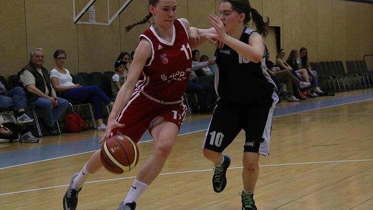 Julia F&ouml;rner (l.) geh&ouml;rt zu den Leistungstr&auml;gerinnen der Bamberger U15-Basketballerinnen. Bundestrainer Imre Szittya (N&ouml;rdlingen) hat die junge Kemmernerin j&uuml;ngst wieder in die U16-Nationalmannschaft berufen. Ein Lehrgang mit drei L&auml;nderspielen gegen Frankreich steht vom 26. Juni bis 3. Juli in der Sportschule Oberhaching an. Foto: privat