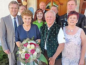 Luitraud und Hans Ludwig feierten in Stockheim diamantene Hochzeit. Mit im Bild Bürgermeister Rainer Detsch (links), Detlef Heublein (Feuerwehr), die Knappen Ottomar Lutz, Georg Kohles und Heiko Eisenbeiß sowie Enkelin Nathalie und Tochter Simone (rechts).  Foto: Gerd Fleischmann