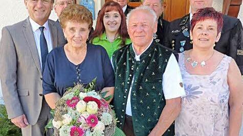 Luitraud und Hans Ludwig feierten in Stockheim diamantene Hochzeit. Mit im Bild Bürgermeister Rainer Detsch (links), Detlef Heublein (Feuerwehr), die Knappen Ottomar Lutz, Georg Kohles und Heiko Eisenbeiß sowie Enkelin Nathalie und Tochter Simone (rechts).  Foto: Gerd Fleischmann